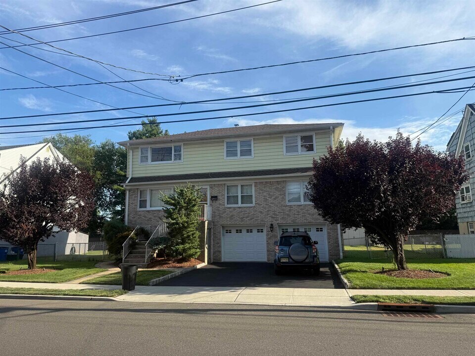 31 Poplar Ave in Little Ferry, NJ - Building Photo