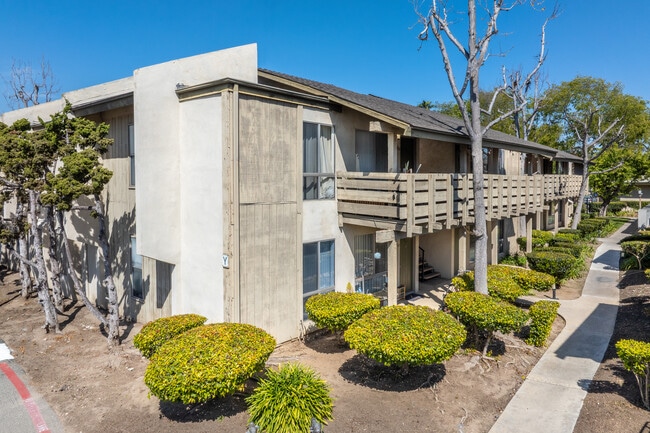 Newport Village Apartments in Costa Mesa, CA - Foto de edificio - Building Photo