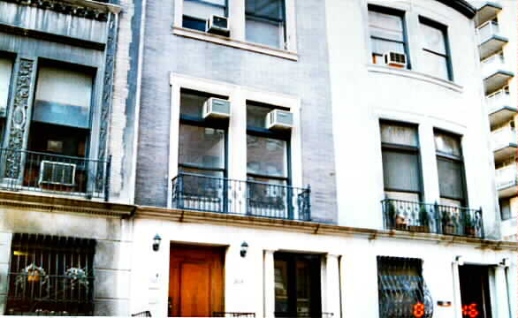 213 W 70th St in New York, NY - Building Photo - Building Photo