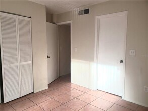 7100 Waterside Dr in Tampa, FL - Building Photo - Building Photo