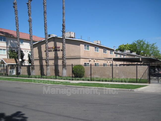 1439 E Saginaw Way in Fresno, CA - Foto de edificio - Building Photo