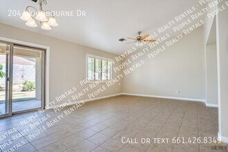204 Woodbourne Dr in Bakersfield, CA - Building Photo - Building Photo