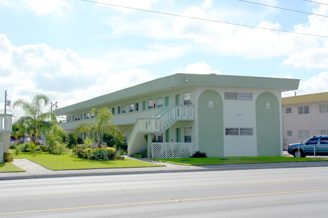 5865 W 16th Ave in Hialeah, FL - Building Photo