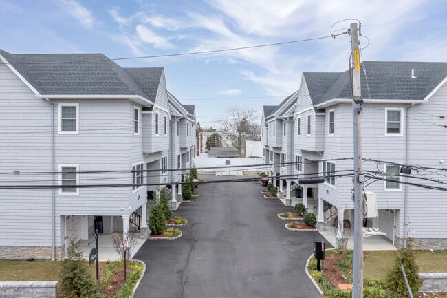 Fairfield Townhomes at Valley Stream in Valley Stream, NY - Foto de edificio - Building Photo