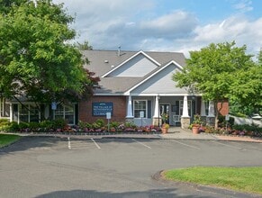 The Village at Wethersfield in Wethersfield, CT - Foto de edificio - Building Photo