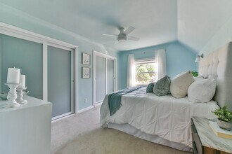 402 E Calumet Rd in Fox Point, WI - Building Photo - Building Photo