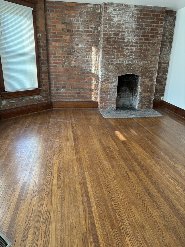 1360 S High St, Unit 2nd floor in Columbus, OH - Building Photo - Building Photo