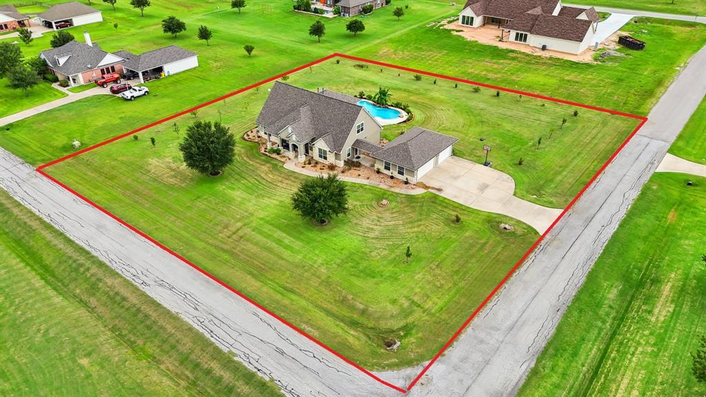 586 Ruby Drive in Bellville, TX - Building Photo