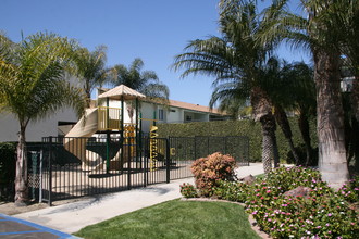 Lincoln-Moody Apartments in Cypress, CA - Foto de edificio - Building Photo