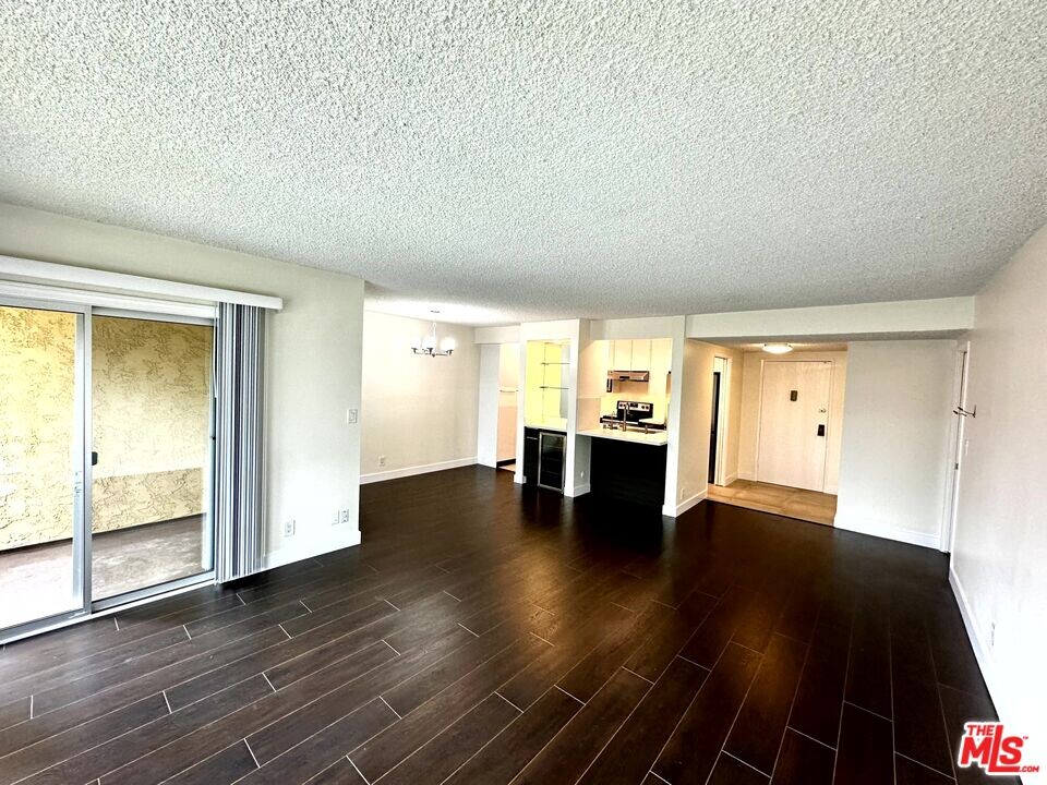 5600 Kensington Way in Culver City, CA - Building Photo