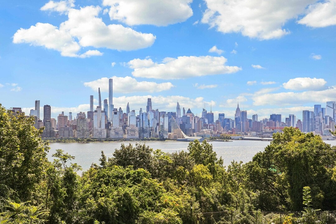 6309 JFK Blvd E in West New York, NJ - Building Photo