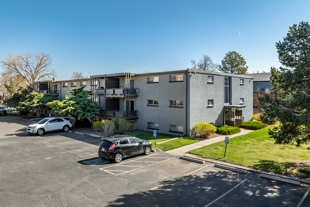 Cedar West Apartments in Lakewood, CO - Foto de edificio