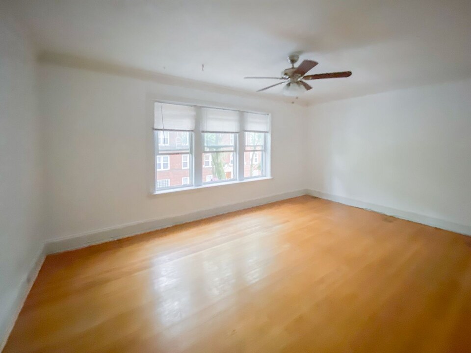 1902 W Winnemac Ave, Unit 2 in Chicago, IL - Building Photo