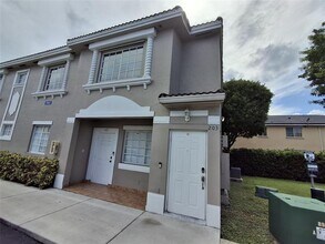 7261 NW 174th Terrace in Hialeah, FL - Building Photo - Building Photo