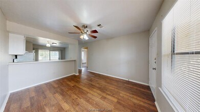 301 Manuel Dr, Unit D in College Station, TX - Foto de edificio - Building Photo