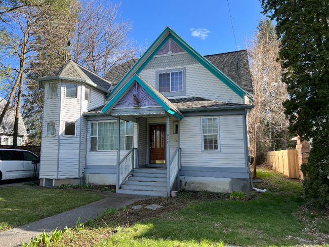 property at 927 E 6th St