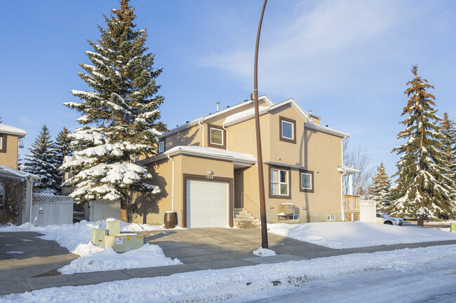 369 Sandstone Dr NW in Calgary, AB - Building Photo - Building Photo