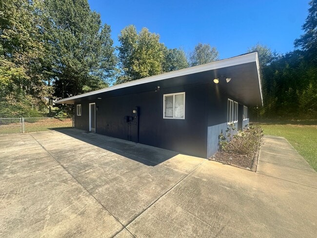 4419 Greenbrier Dear Rd in Anniston, AL - Foto de edificio - Building Photo