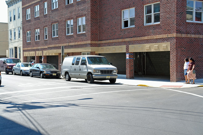 12 Garages in Union City, NJ - Foto de edificio - Building Photo