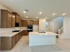 639 La Vis Acrs Ln in Las Vegas, NV - Building Photo - Building Photo