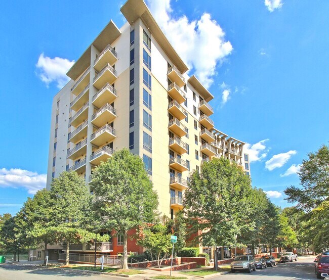 701 Royal Ct, Unit 404 in Charlotte, NC - Building Photo - Building Photo