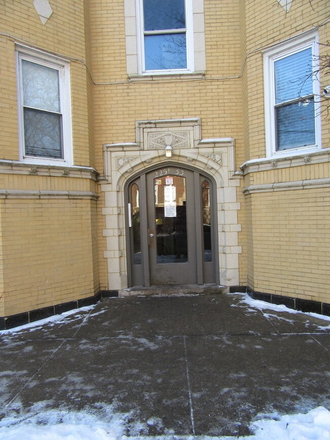 2251 W Rosemont Ave in Chicago, IL - Building Photo - Building Photo