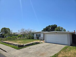2049 San Salvador St in Fairfield, CA - Building Photo - Building Photo