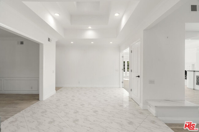 3217 Hutton Dr in Beverly Hills, CA - Building Photo - Building Photo