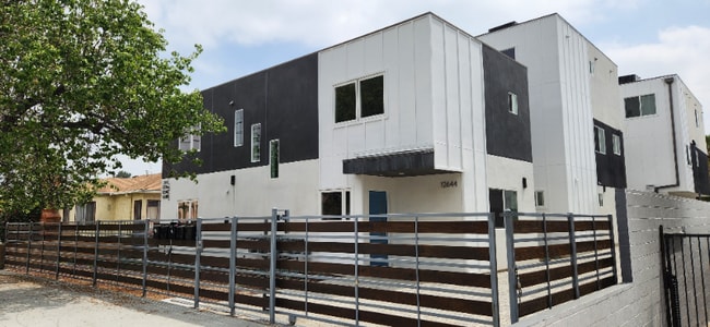 12648 Oxnard St in Los Angeles, CA - Building Photo - Building Photo
