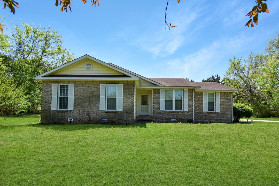992 Cheekwood Trail in Clarksville, TN - Building Photo