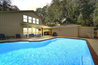8111 Pine Green Ln in Humble, TX - Foto de edificio - Building Photo