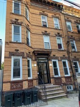 60-64 Catalpa in Ridgewood, NY - Foto de edificio - Building Photo