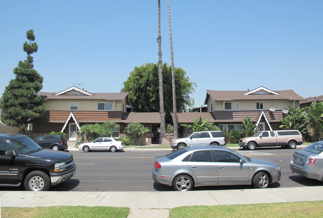 10525 Downey Ave in Downey, CA - Building Photo - Building Photo