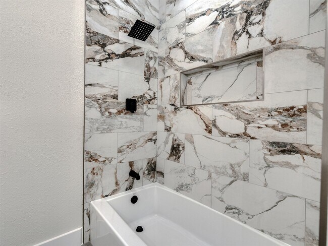 7016 Delesandri Dr in Hitchcock, TX - Building Photo - Building Photo