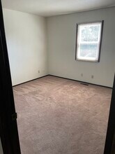 512 Breezy Point Dr in Clinton, IA - Building Photo - Building Photo