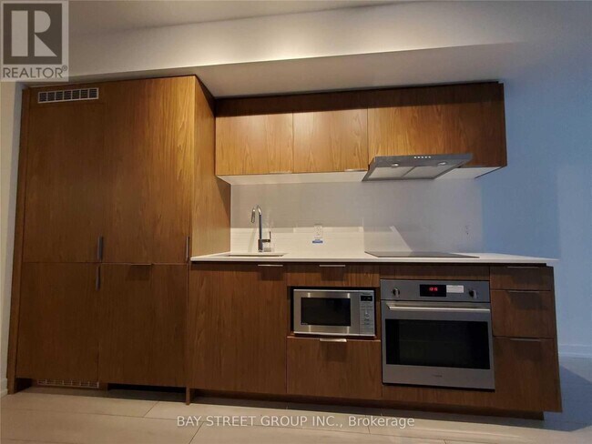 60-2560 Shuter St in Toronto, ON - Building Photo - Building Photo