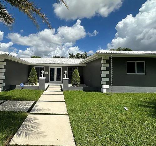 6951 Miami Lakeway S in Miami Lakes, FL - Building Photo