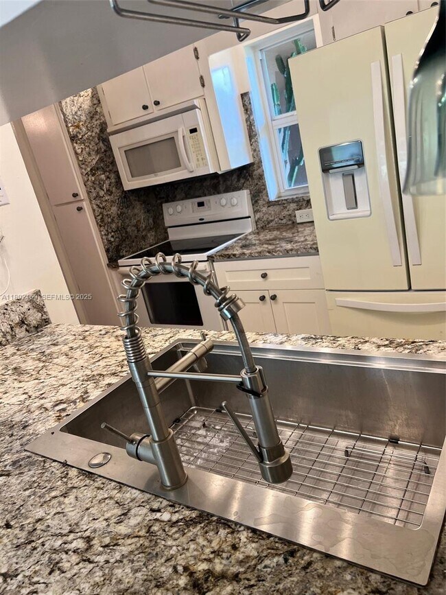 10181 Twin Lakes Dr in Coral Springs, FL - Building Photo - Building Photo