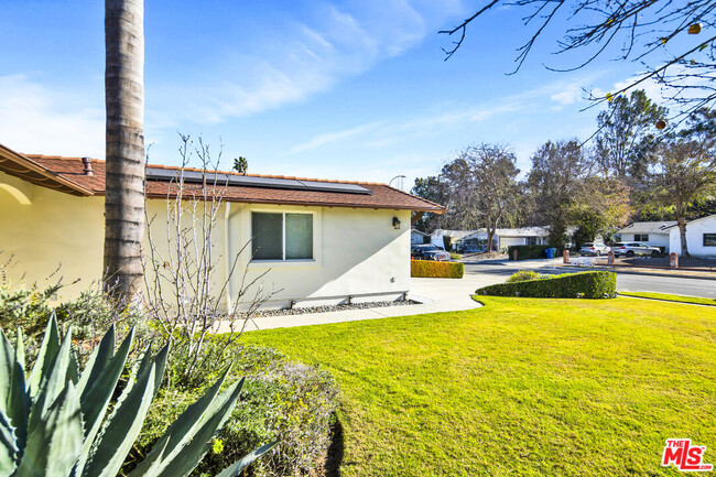 23363 Erwin St in Los Angeles, CA - Foto de edificio - Building Photo