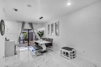 3327 W 106th Terrace in Hialeah, FL - Foto de edificio - Building Photo