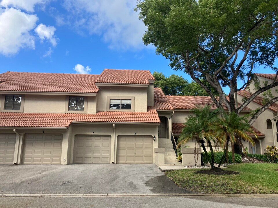 5631 Coach House Cir in Boca Raton, FL - Building Photo