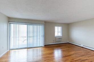 Summit and Birch Hill Apartments in Farmington, CT - Foto de edificio - Interior Photo