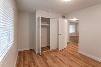 Phoenix Manor in Phoenix, AZ - Building Photo - Interior Photo