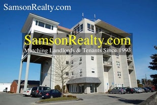 390 Metacom Ave in Bristol, RI - Building Photo