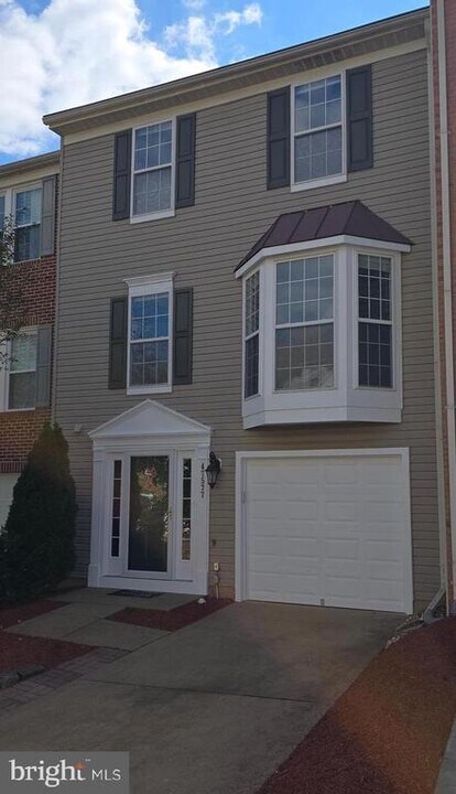 47577 Sharpskin Island Square in Sterling, VA - Building Photo