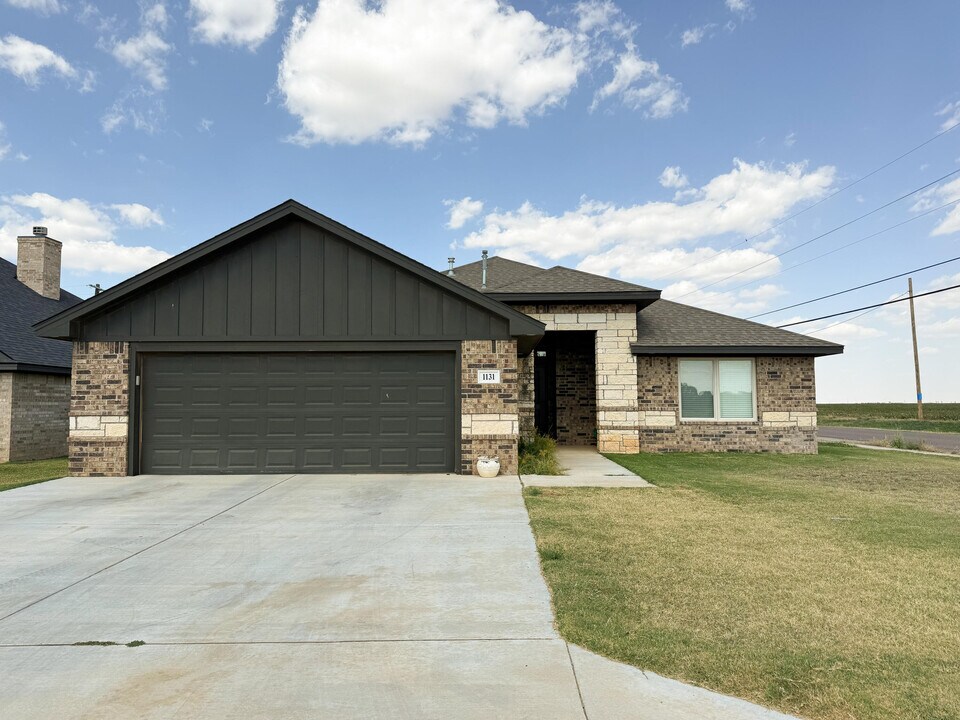 1131 16th St in Shallowater, TX - Building Photo