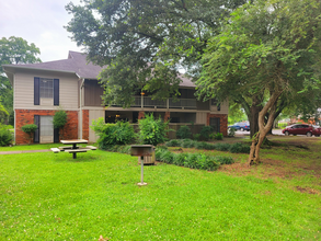 Shadow Wood Apartments in Monroe, LA - Foto de edificio - Building Photo