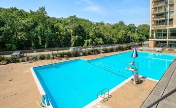 4600 S Four Mile Run Dr, Unit 1230 in Arlington, VA - Foto de edificio - Building Photo