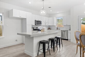 7904 Sealey St in Houston, TX - Foto de edificio - Building Photo