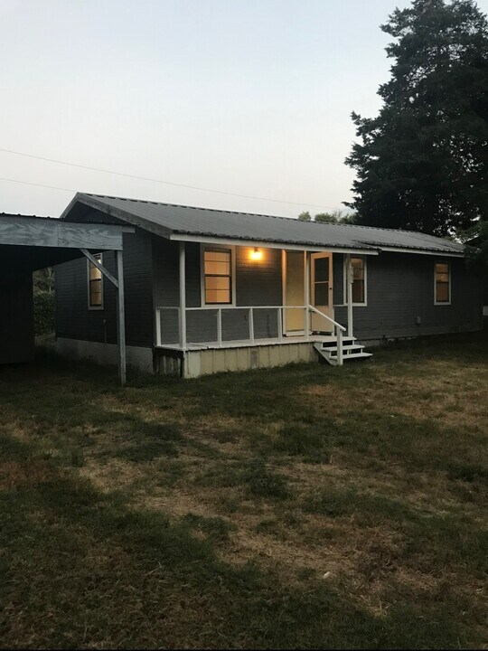 567 Co Rd 128 in Garrison, TX - Building Photo